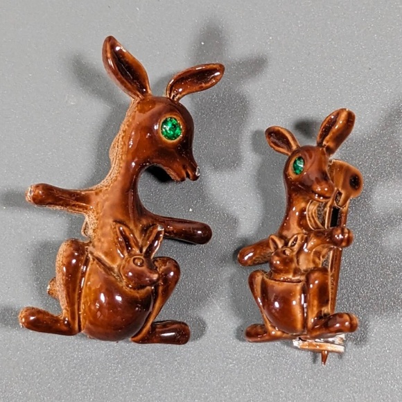 VINTAGE GERRY’S 2 BROWN ENAMEL KANGAROOS & JOEY’S & GREEN CRYSTAL EYES BROOCHES - Picture 1 of 9
